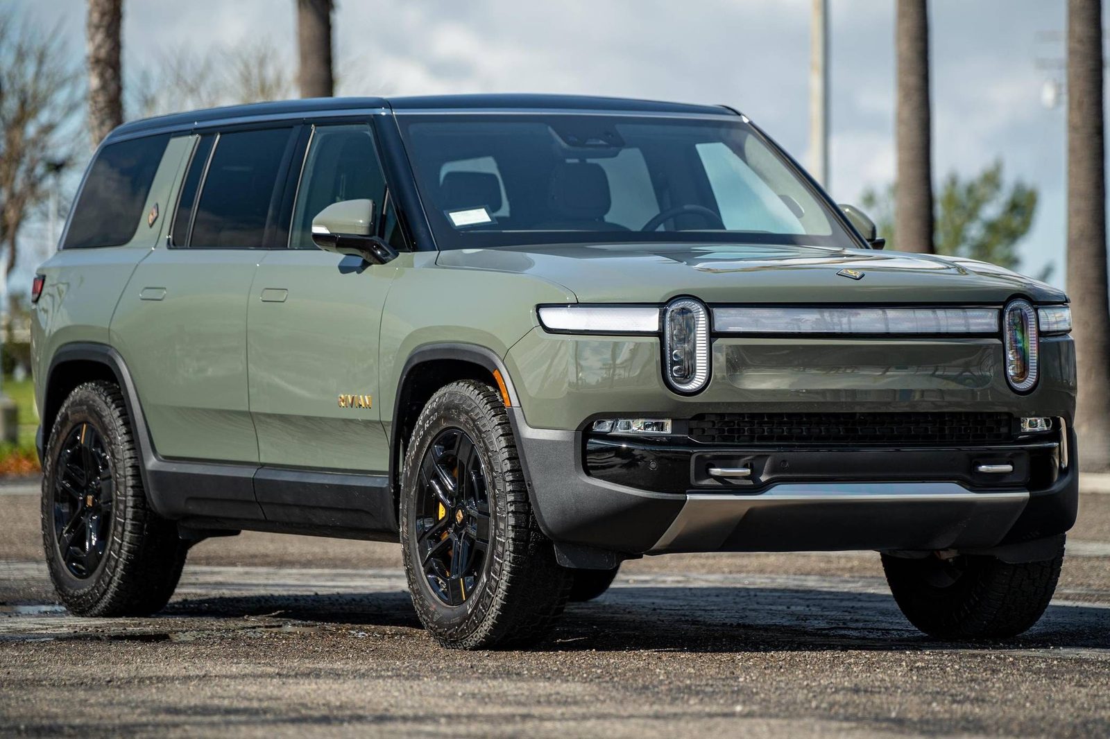 Rivian R1S (2027) - exterior, front three-quarter view, USA market