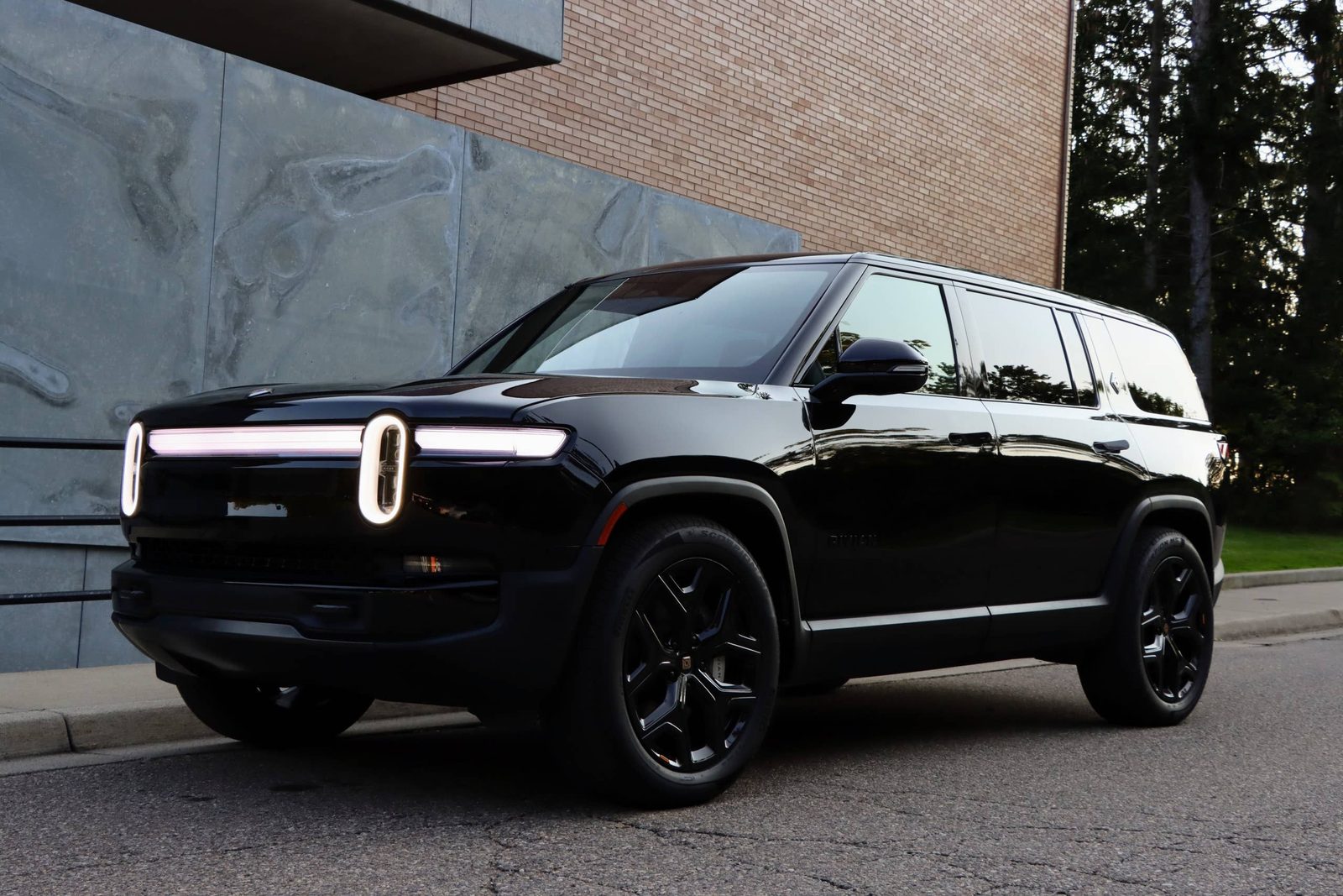 Rivian R1S (2027) - exterior, front three-quarter view, USA market