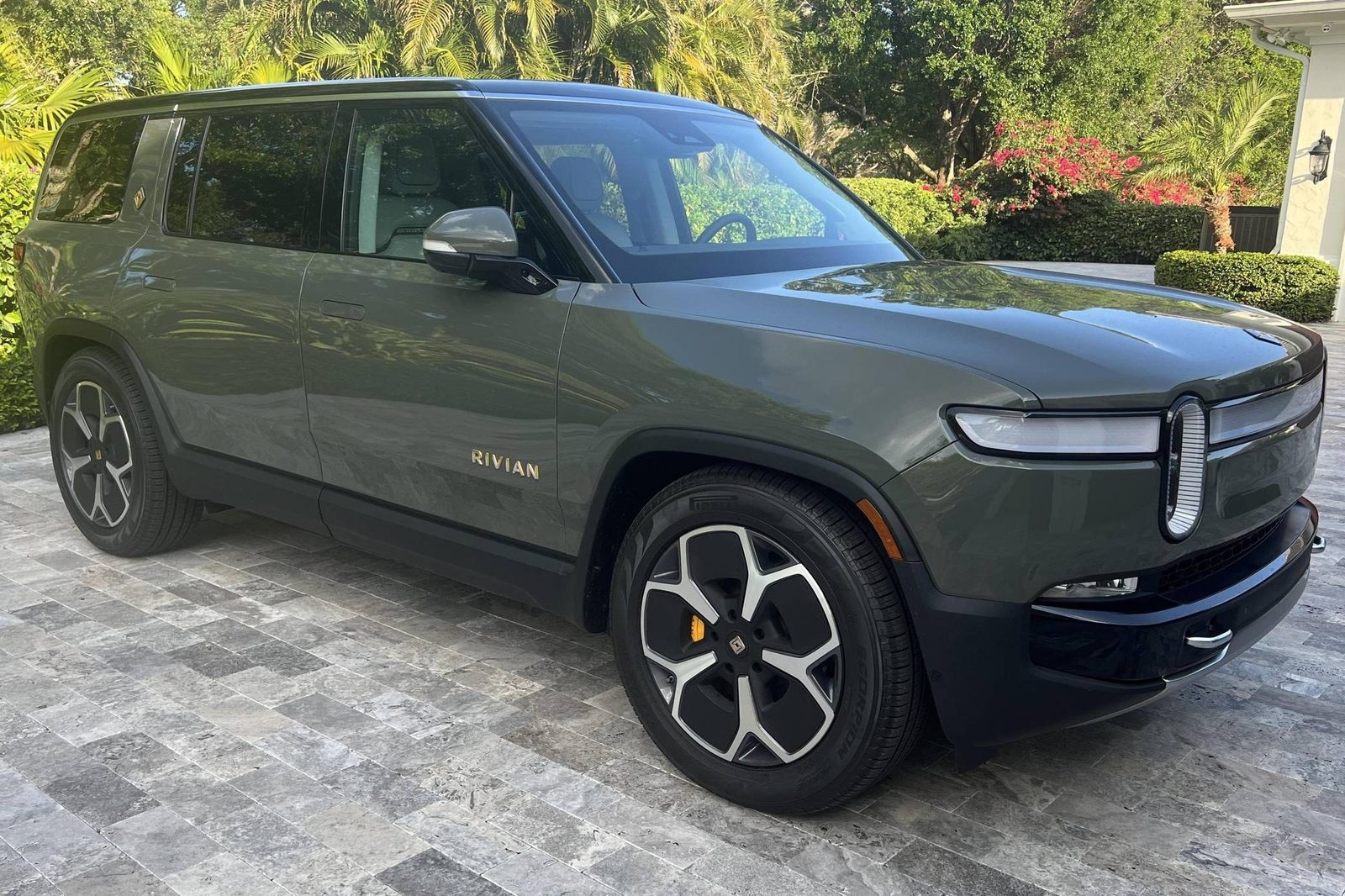 Rivian R1S (2027) - exterior, front three-quarter view, USA market