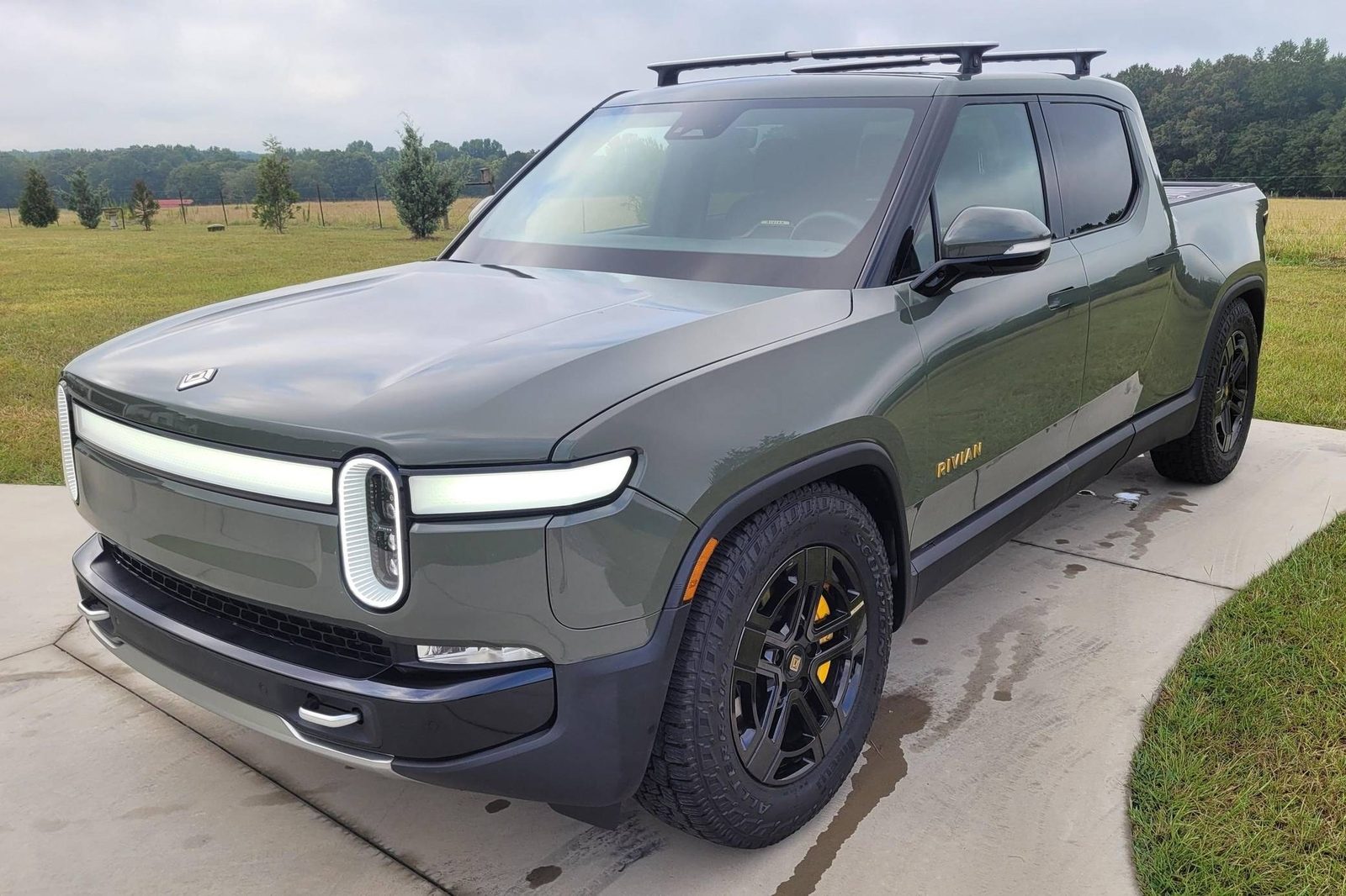 Rivian R1T (2027) - exterior, front three-quarter view, USA market