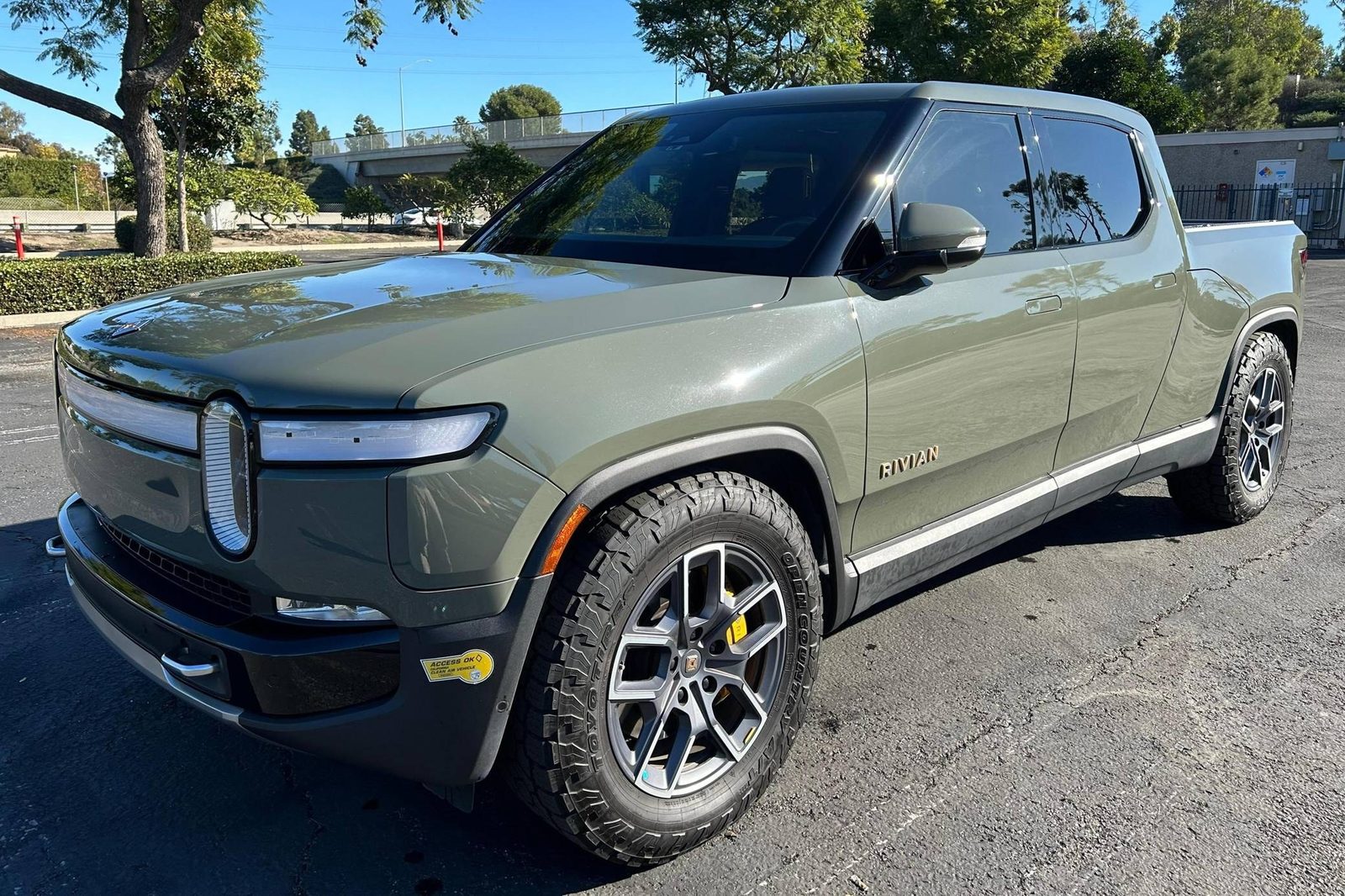 Rivian R1T (2027) - exterior, front three-quarter view, USA market