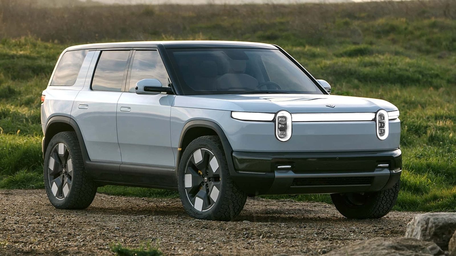 Rivian R2 2026 — главное фото модели, экстерьер, вид спереди 3/4, рынок internal_mvp