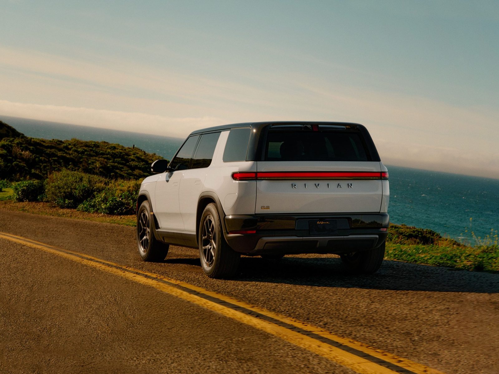Rivian R2 2026 — экстерьер, вид сбоку, рынок internal_mvp