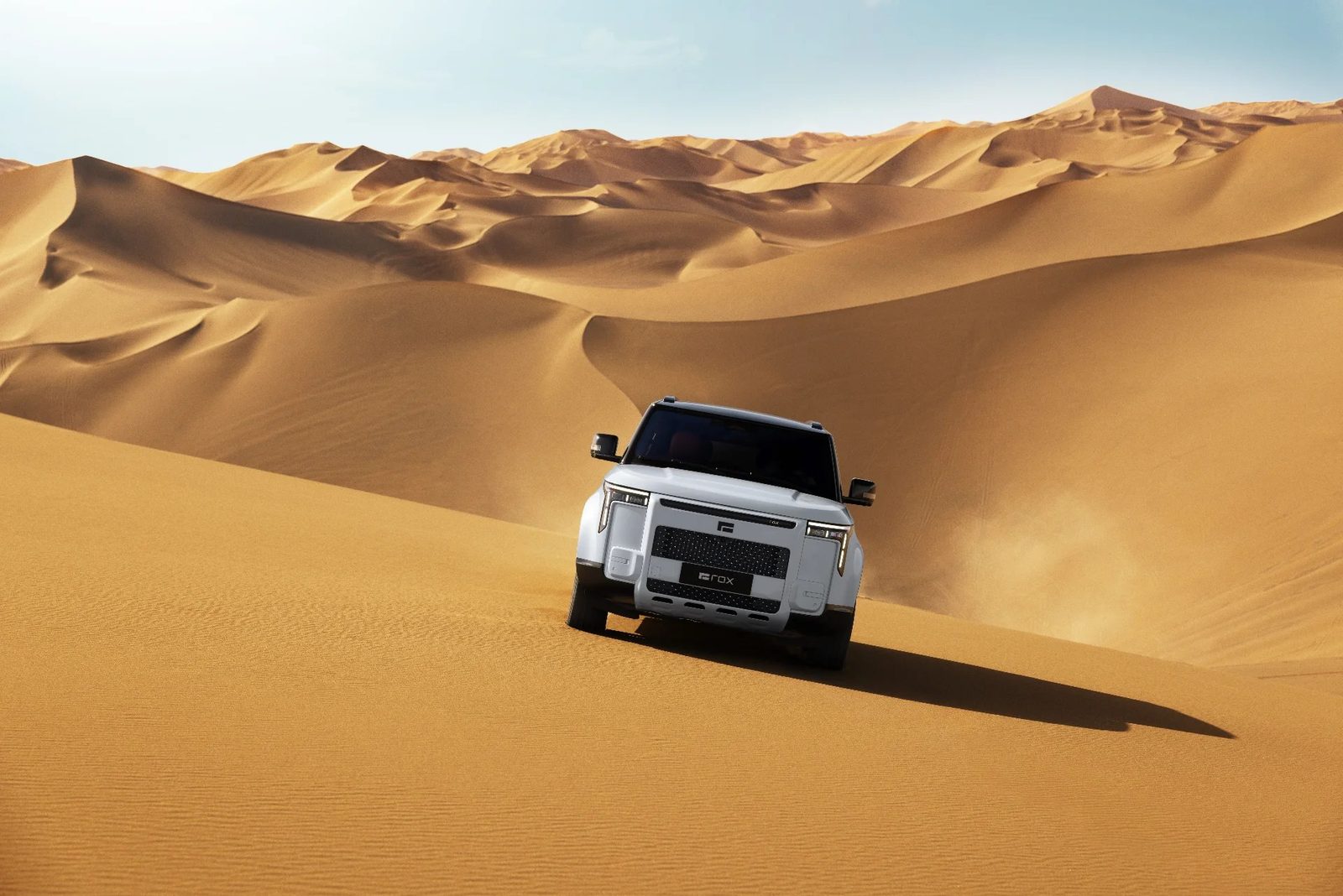 Rox Motor ADAMAS 2026 — экстерьер, desert front 3q, рынок internal_mvp