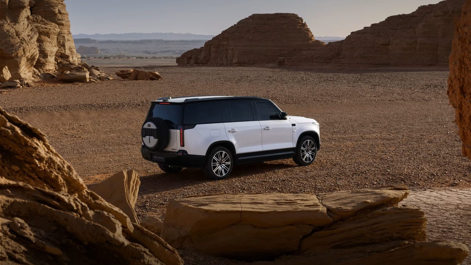 Rox Motor ADAMAS 2026 — экстерьер, desert canyon side, рынок Panama / export official page