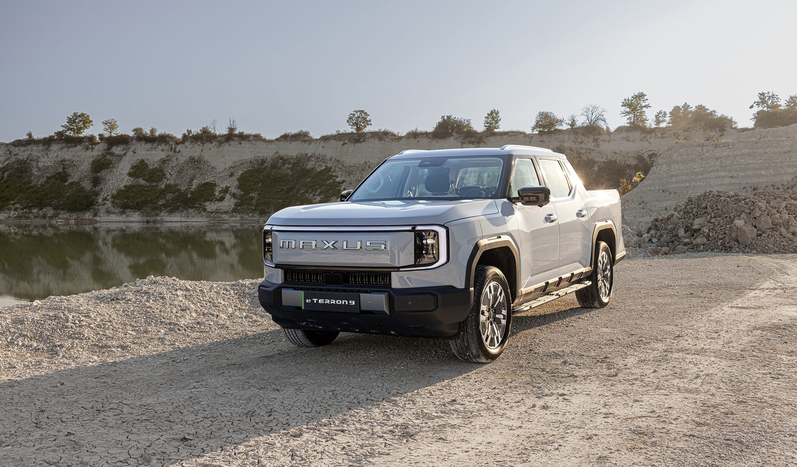SAIC Motor Maxus eTerron 9 / Interstellar X EV 2025 - exterior, front 3q lifestyle, global market