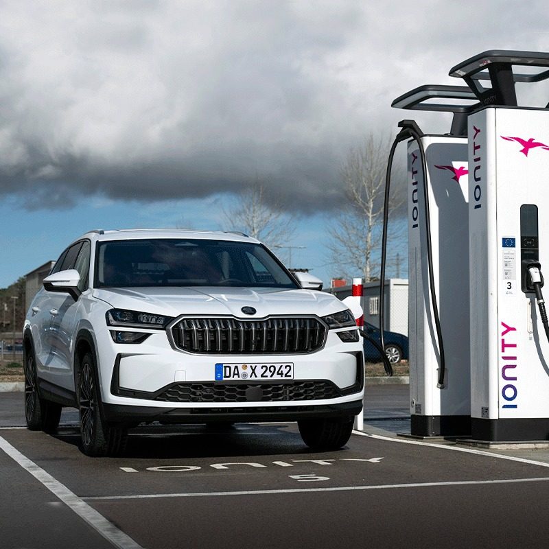 Škoda Kodiaq iV 2024 - exterior, charging front, Europe / EV Query only market