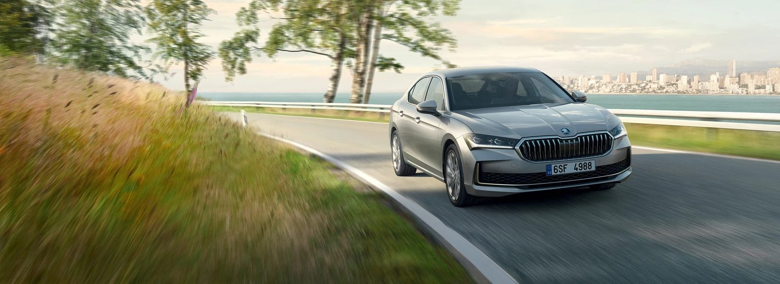 Škoda Superb iV 2024 — главное фото модели, экстерьер, front 3q motion, рынок Europe / EV Query only