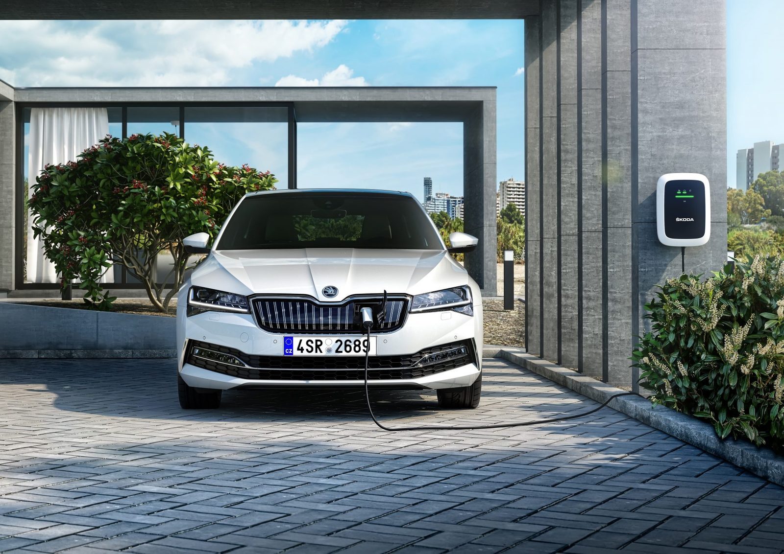 Škoda Superb iV 2024 - exterior, front charging, Europe / EV Query only market