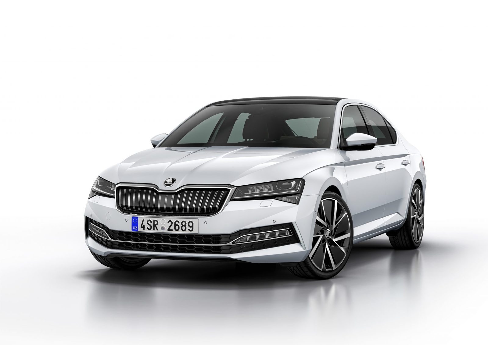 Škoda Superb iV 2024 - exterior, front 3q studio, Europe / EV Query only market