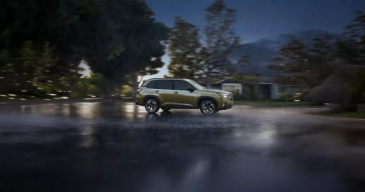 Subaru Forester Hybrid 2026 — экстерьер, side road night, рынок US official