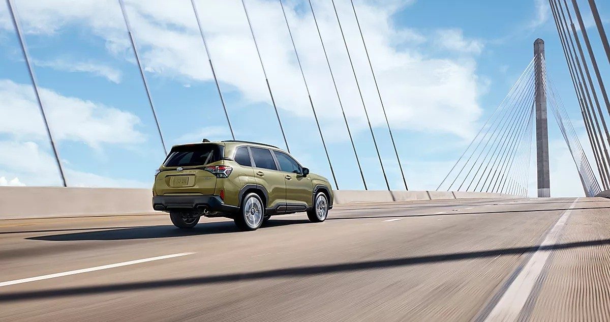Subaru Forester Hybrid 2026 — экстерьер, rear 3q bridge, рынок US official