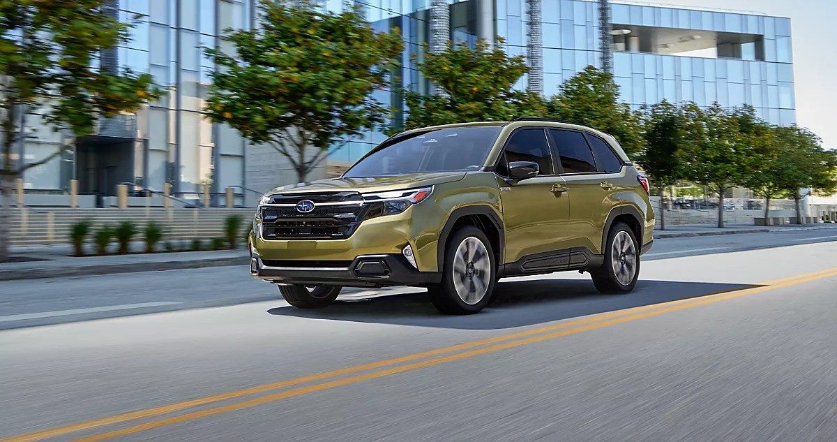 Subaru Forester Hybrid 2026 — экстерьер, front 3q city, рынок US official