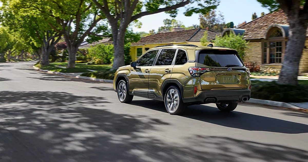 Subaru Forester Hybrid 2026 — экстерьер, rear 3q neighborhood, рынок US official