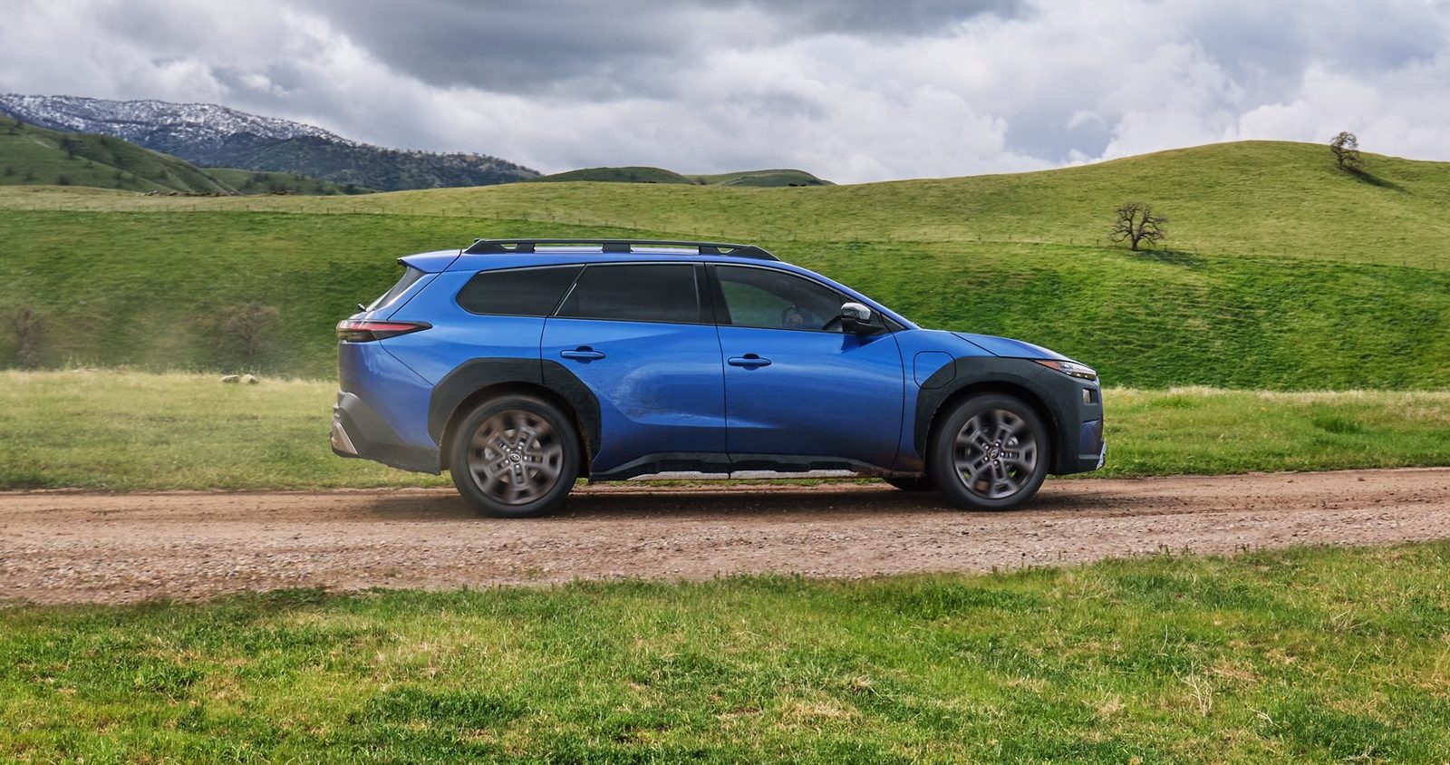 Subaru Trailseeker EV 2026 - exterior, side profile driving, US / EV Query only market
