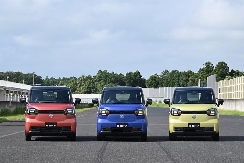 Suzuki e SKY Japan 2026 - exterior, front three colors, Japan market