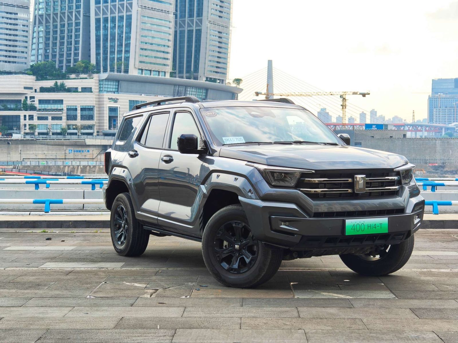 Tank 400 Hi4-T / Hi4-Z 2026 — экстерьер, front 3q city, рынок China first-drive/reference