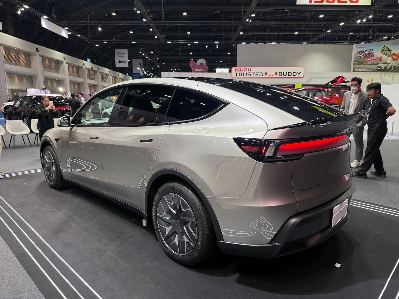 Tesla Model Y L US 2026 - exterior, rear three quarter live, United States / China exact body reference market