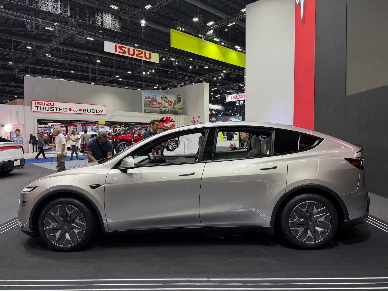 Tesla Model Y L US 2026 - exterior, side angle, United States / China exact body reference market