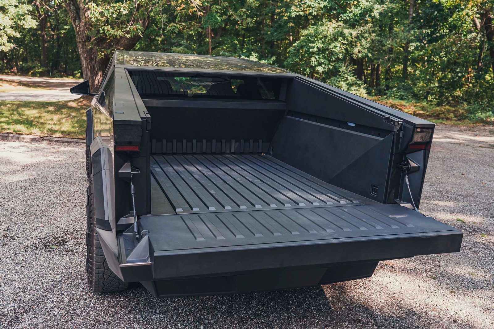Tesla Cybertruck 2023 — экстерьер, pickup bed, рынок US