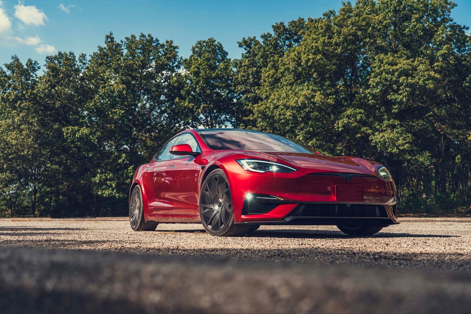 Tesla Model S US 2021 — главное фото модели, экстерьер, вид спереди 3/4, рынок US