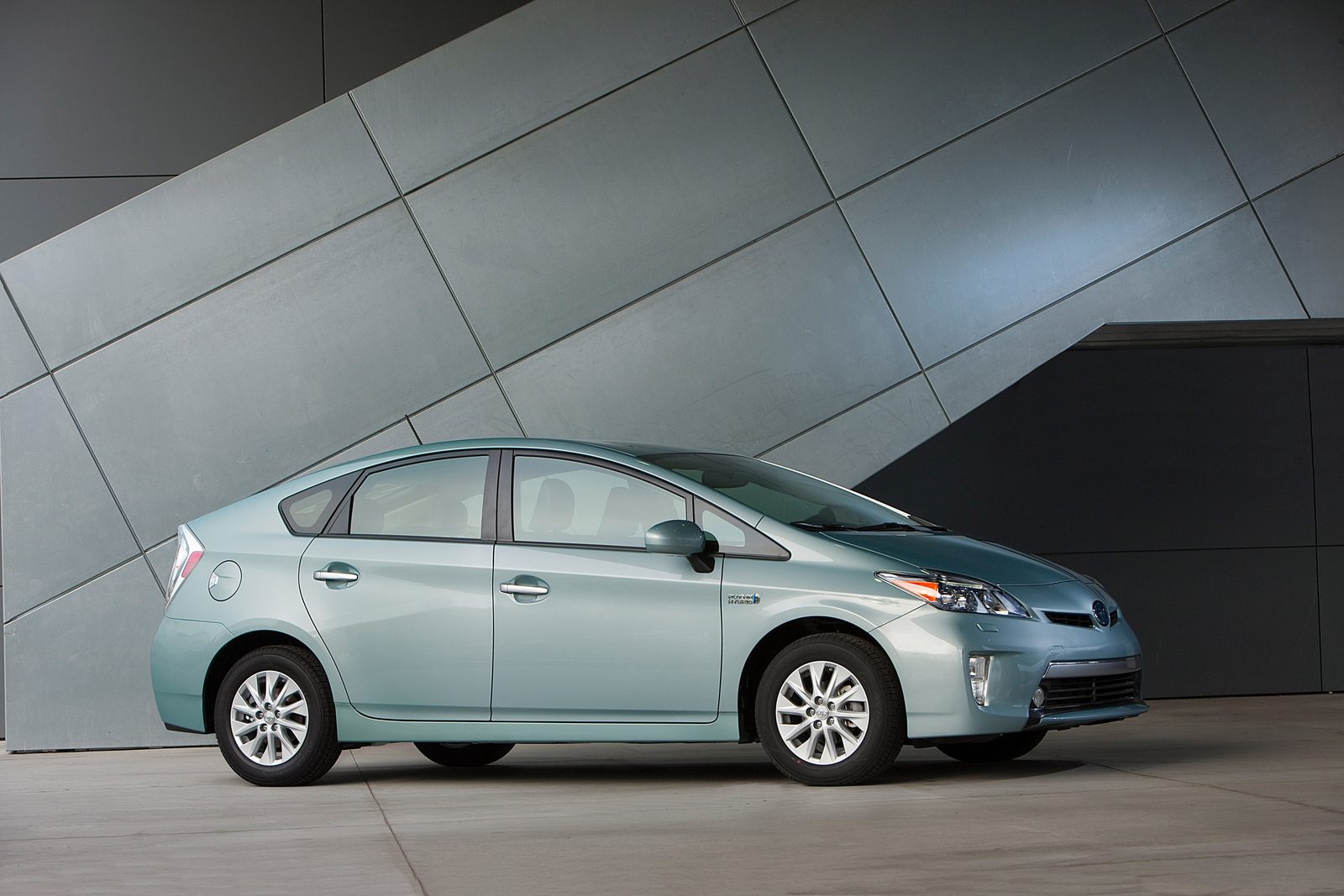 Toyota Prius Plug-in Hybrid Third Generation 2012 - exterior, gallery, United States historical generation reference market