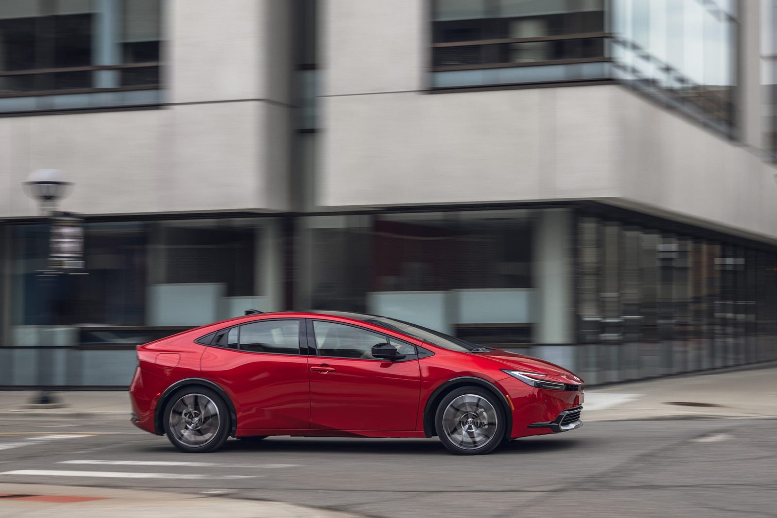 Toyota Prius Plug-in Hybrid 2023 — экстерьер, вид сбоку, рынок US