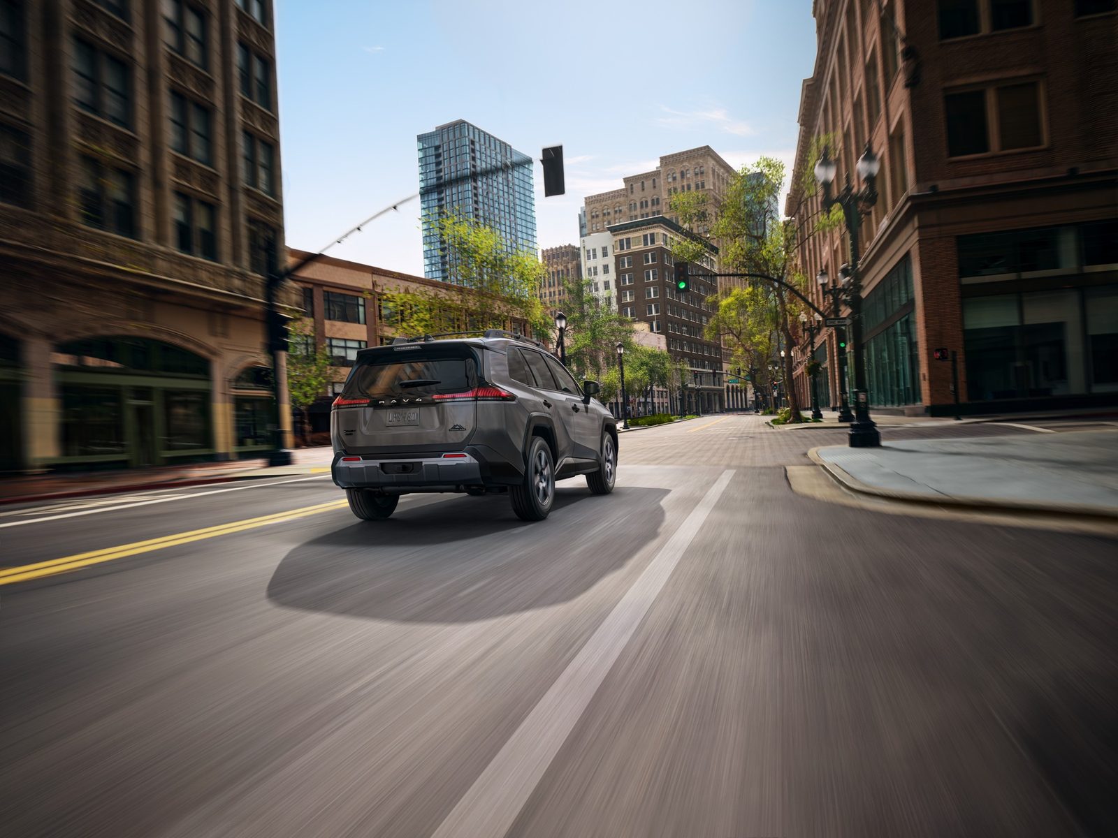 Toyota RAV4 Plug-in Hybrid 2026 — экстерьер, вид сзади 3/4, рынок US