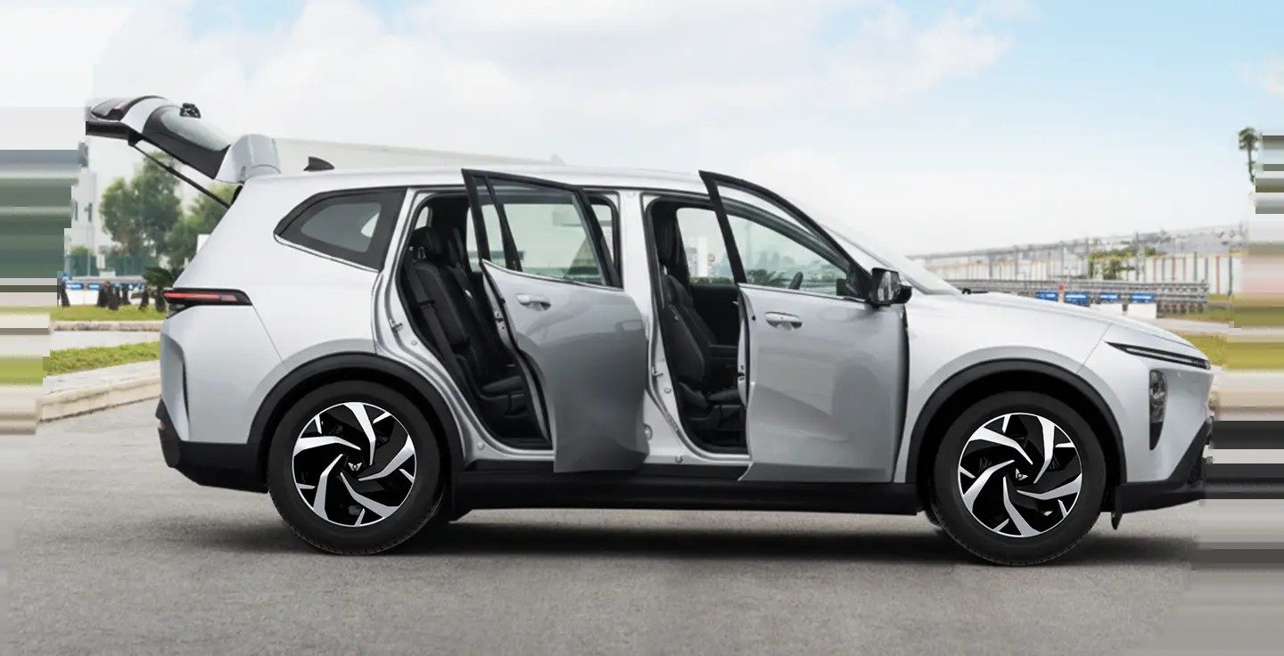 VinFast Limo Green 2025 - exterior, side doors open, Indonesia / global reference market
