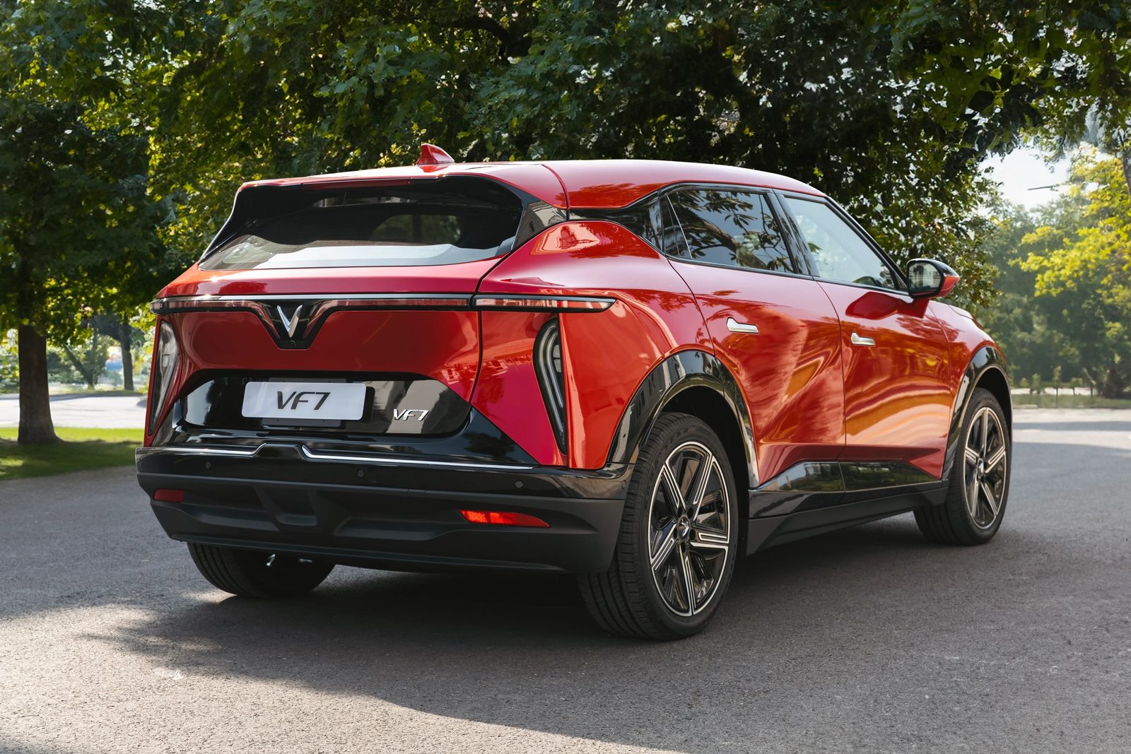 VinFast VF 7 2023 - exterior, rear three-quarter view, Philippines / global reference market