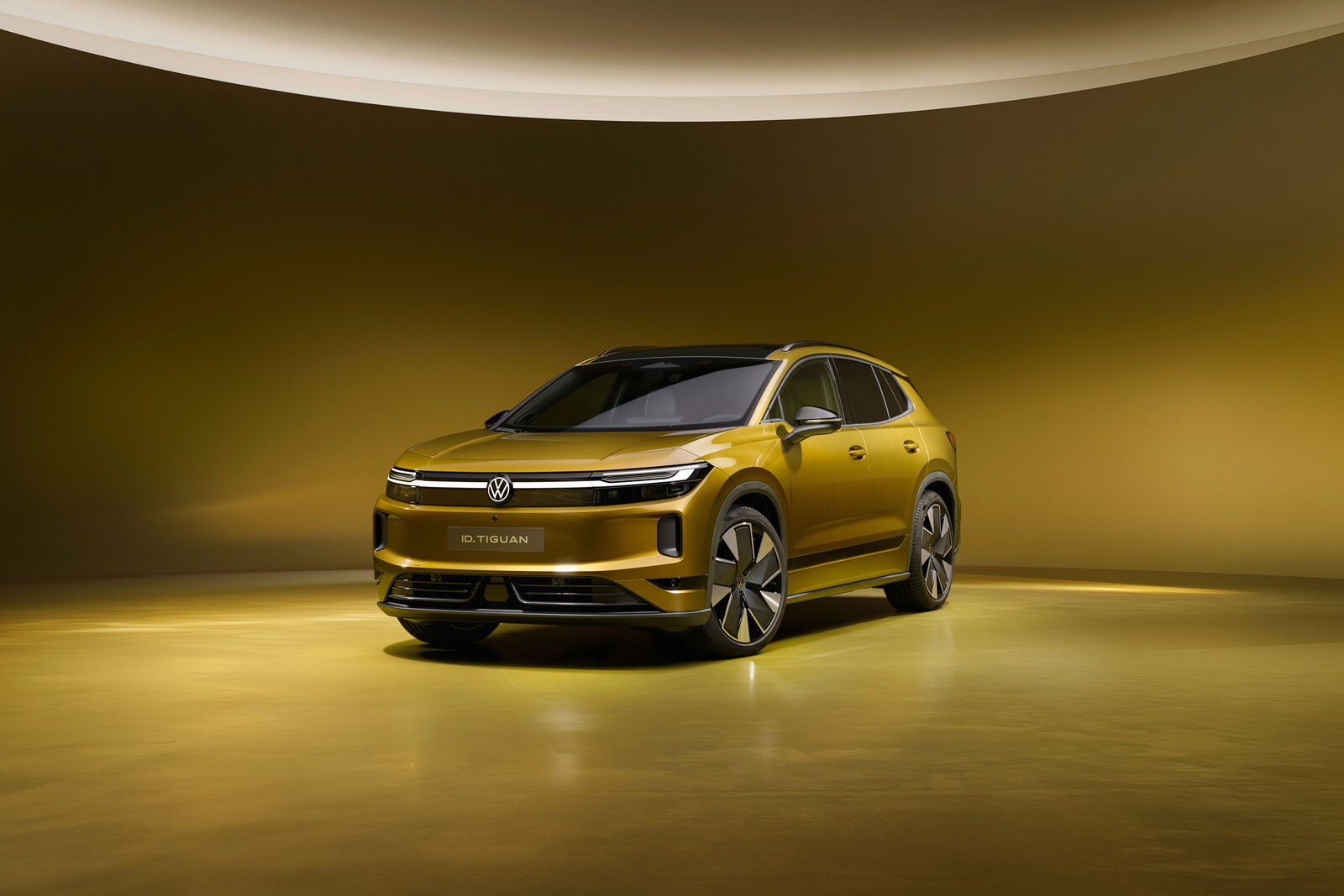 Volkswagen ID. Tiguan Global 2027 - main model photo, exterior, front three-quarter view, Europe market
