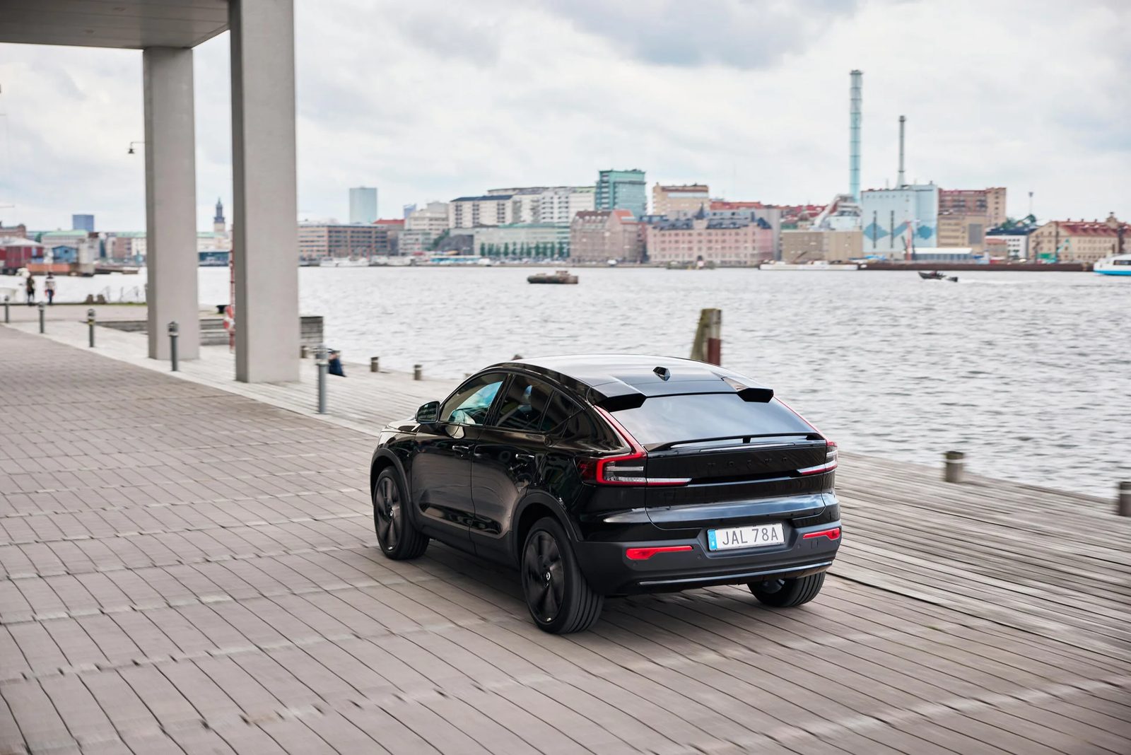 Volvo EC40 Global 2025 - exterior, rear 3q urban, Global reference / US official media page market
