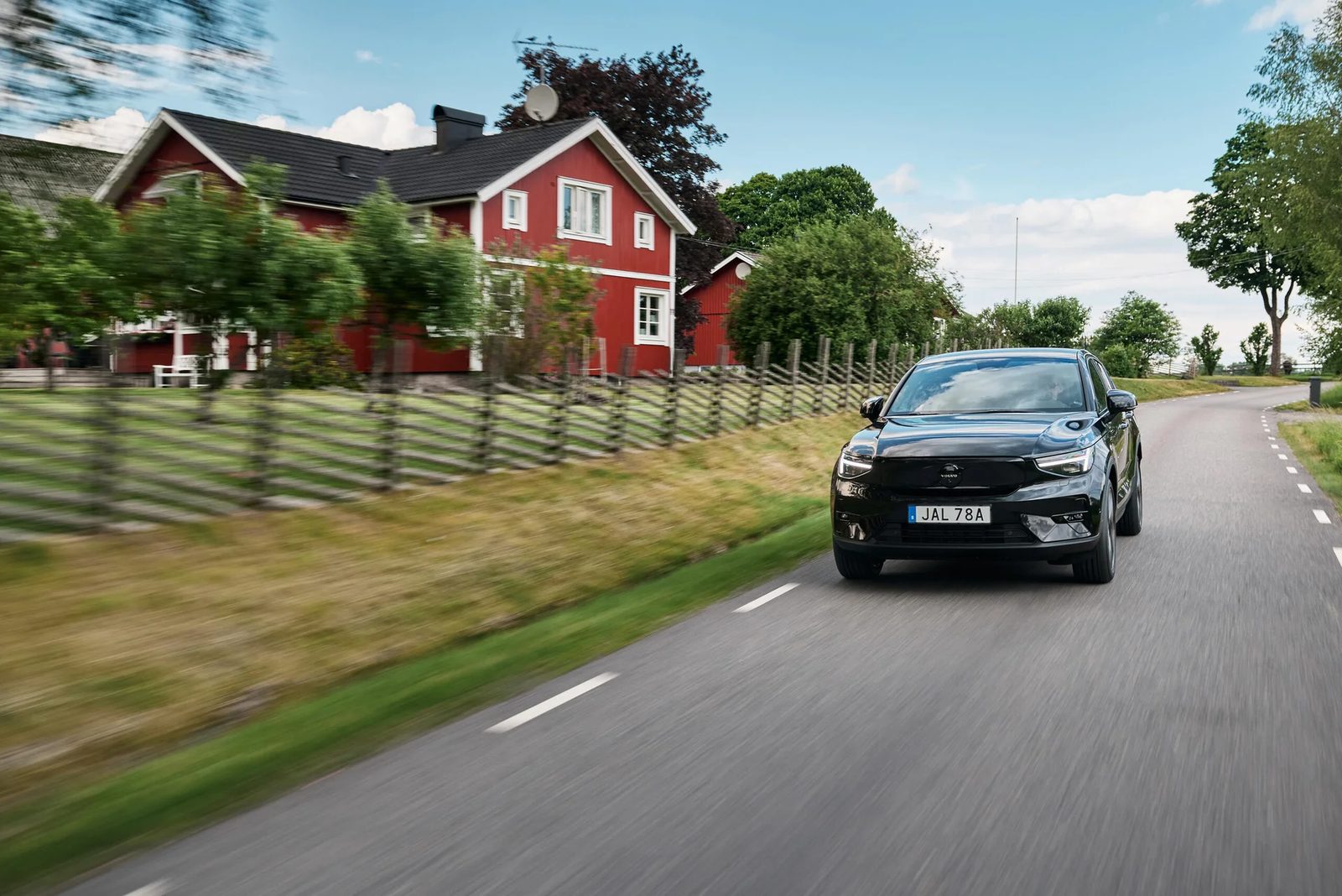 Volvo EC40 Global 2025 - exterior, front 3q country road, Global reference / US official media page market