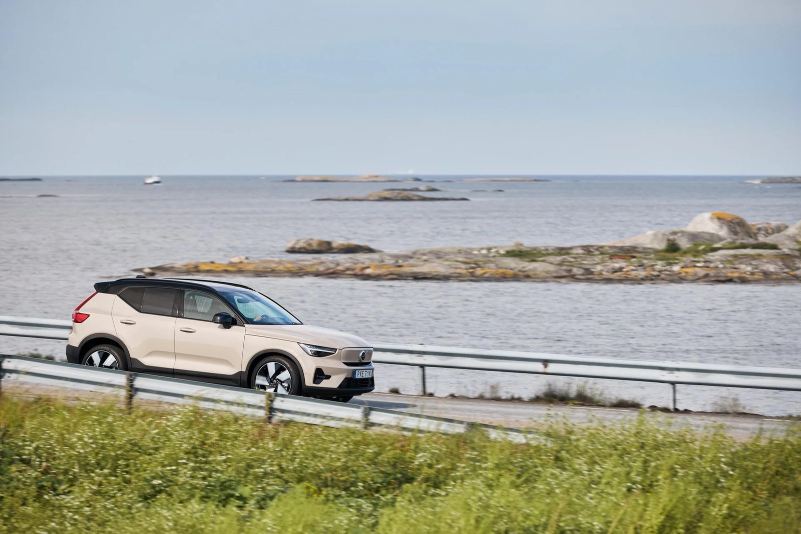 Volvo EX40 Global 2025 - exterior, side profile coastal, Global reference / US official media page market