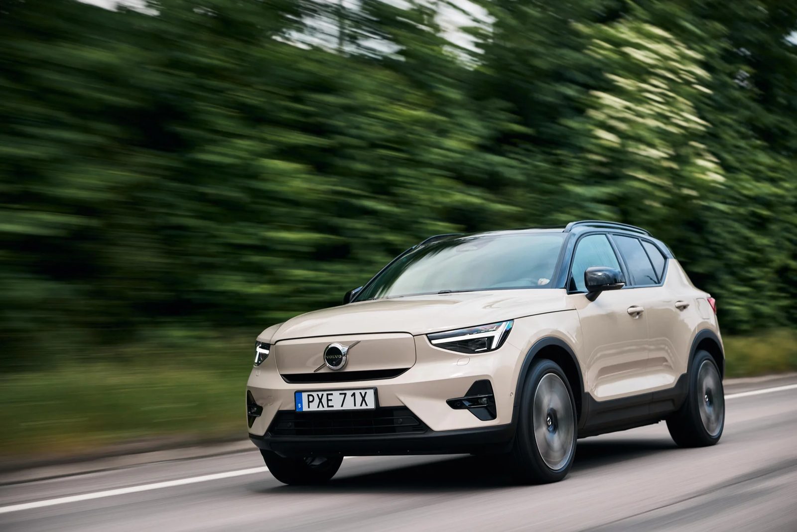 Volvo EX40 Global 2025 - exterior, front 3q forest, Global reference / US official media page market