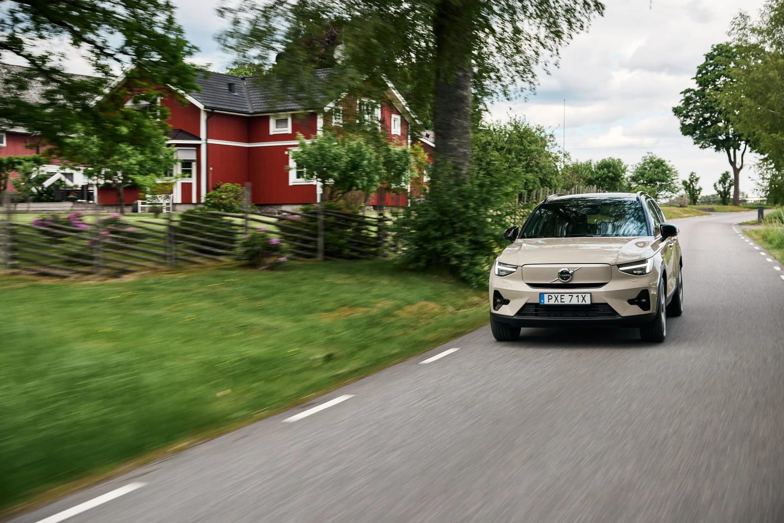Volvo EX40 Global 2025 - exterior, front 3q country road, Global reference / US official media page market