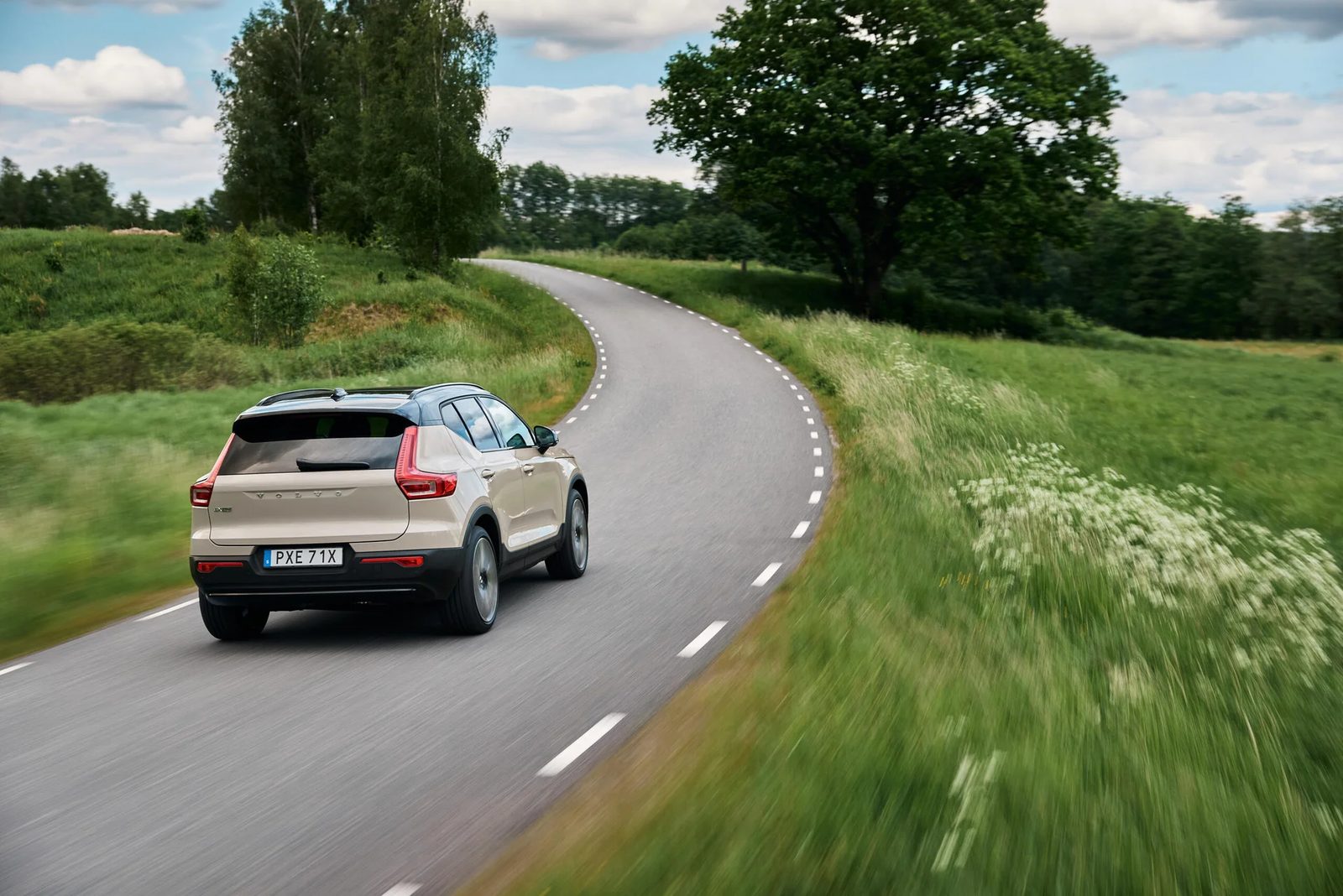 Volvo EX40 Global 2025 - exterior, rear 3q motion, Global reference / US official media page market