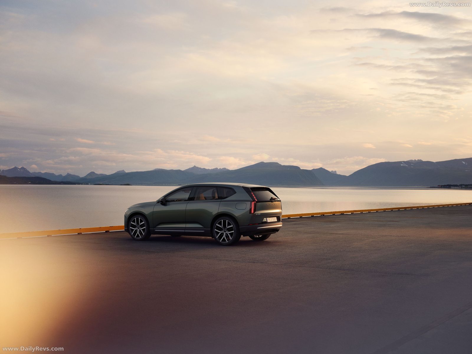 Volvo EX60 Global 2026 - exterior, side scenic