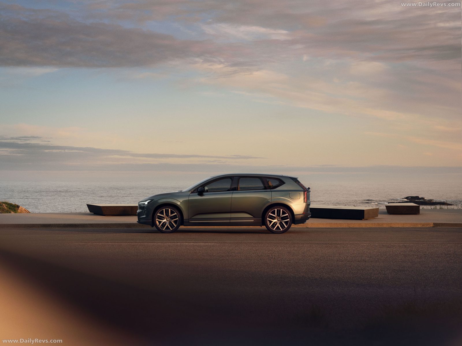 Volvo EX60 Global 2026 - exterior, side coastal