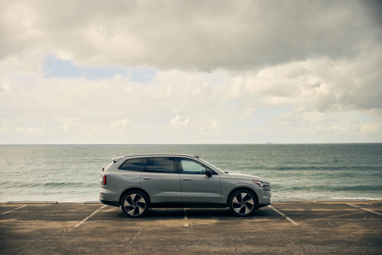 Volvo EX90 Global 2025 - main model photo, exterior, side profile beach, Global reference / US official media page market