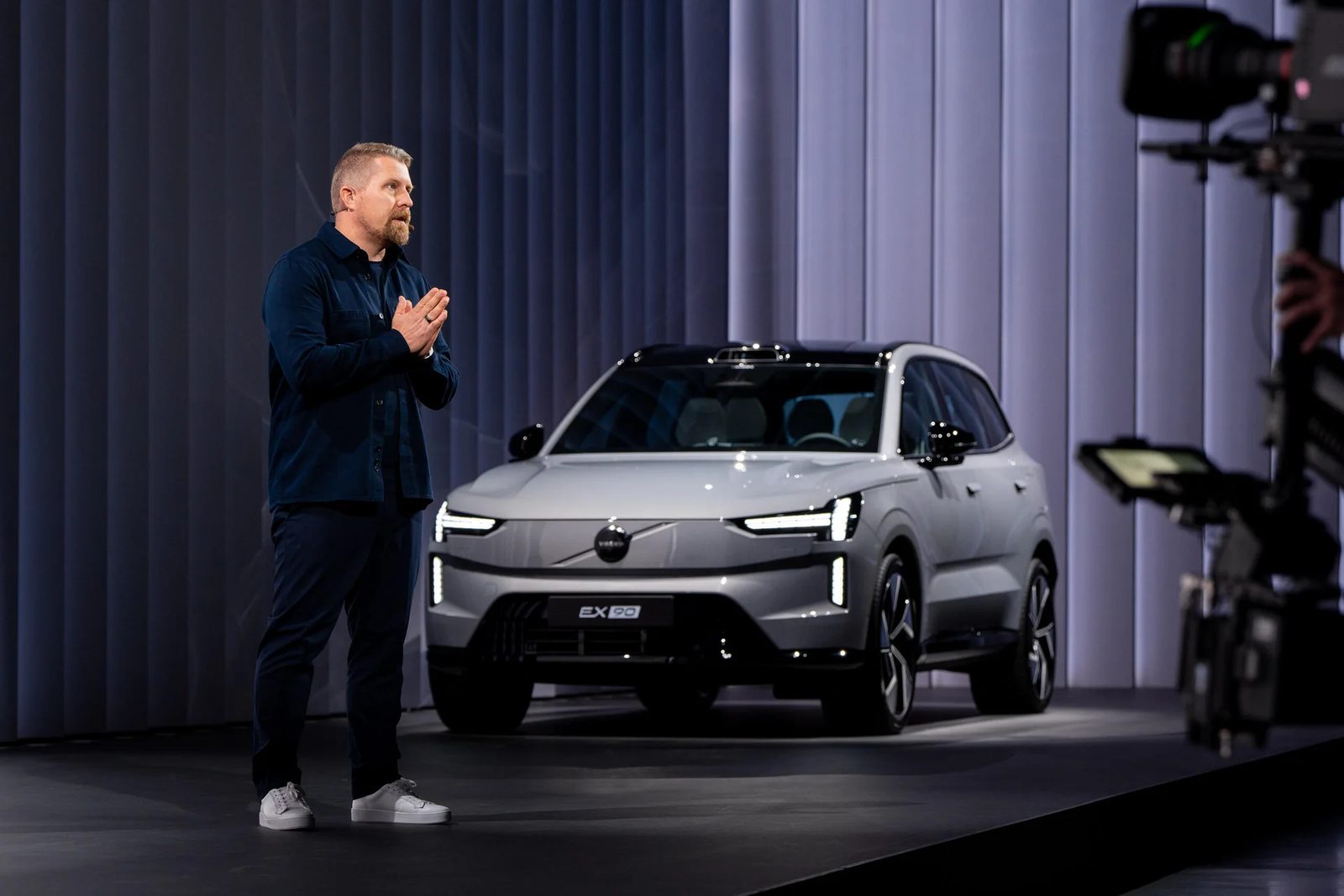 Volvo EX90 Global 2025 - exterior, front 3q stage presenter, Global reference / US official media page market