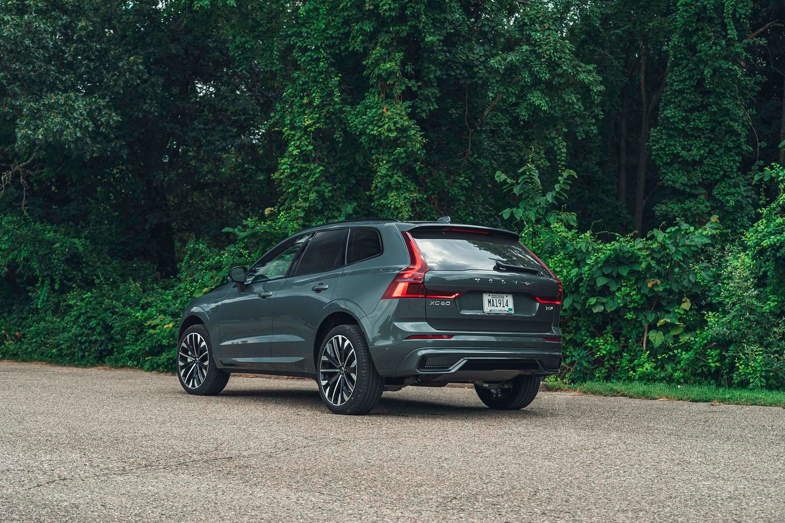 Volvo XC60 T8 China 2026 — экстерьер, rear 3q static, рынок editorial reference for China T8