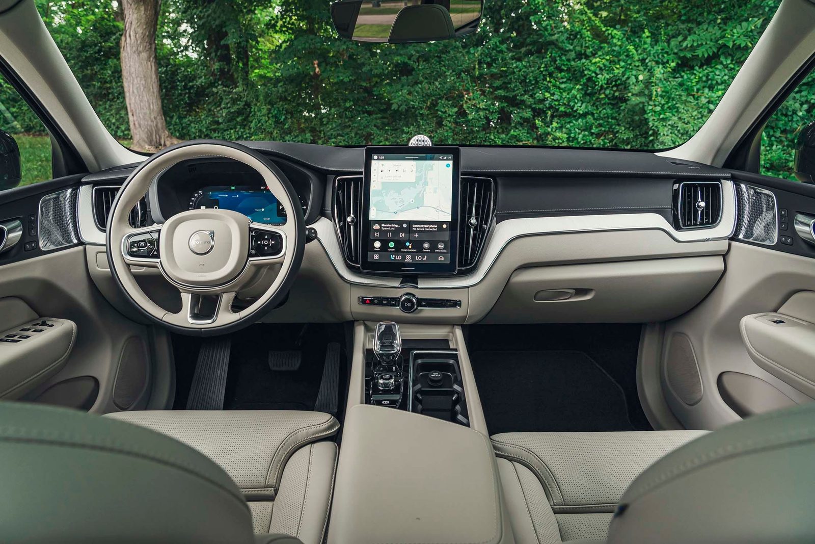 Volvo XC60 T8 China 2026 — главное фото модели, интерьер, передняя панель, рынок editorial reference for China T8