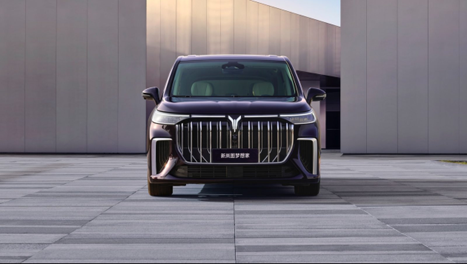 Voyah Dream EV 2025 - exterior, front head on, CN market