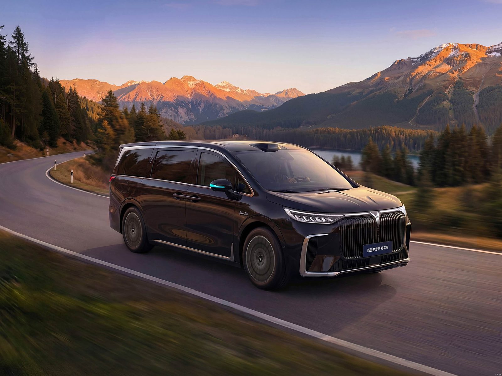 Voyah Dreamer 9 EV - exterior, front 3q motion, China pre-sale; Dreamer 9 EV/PHEV shared body and cabin market