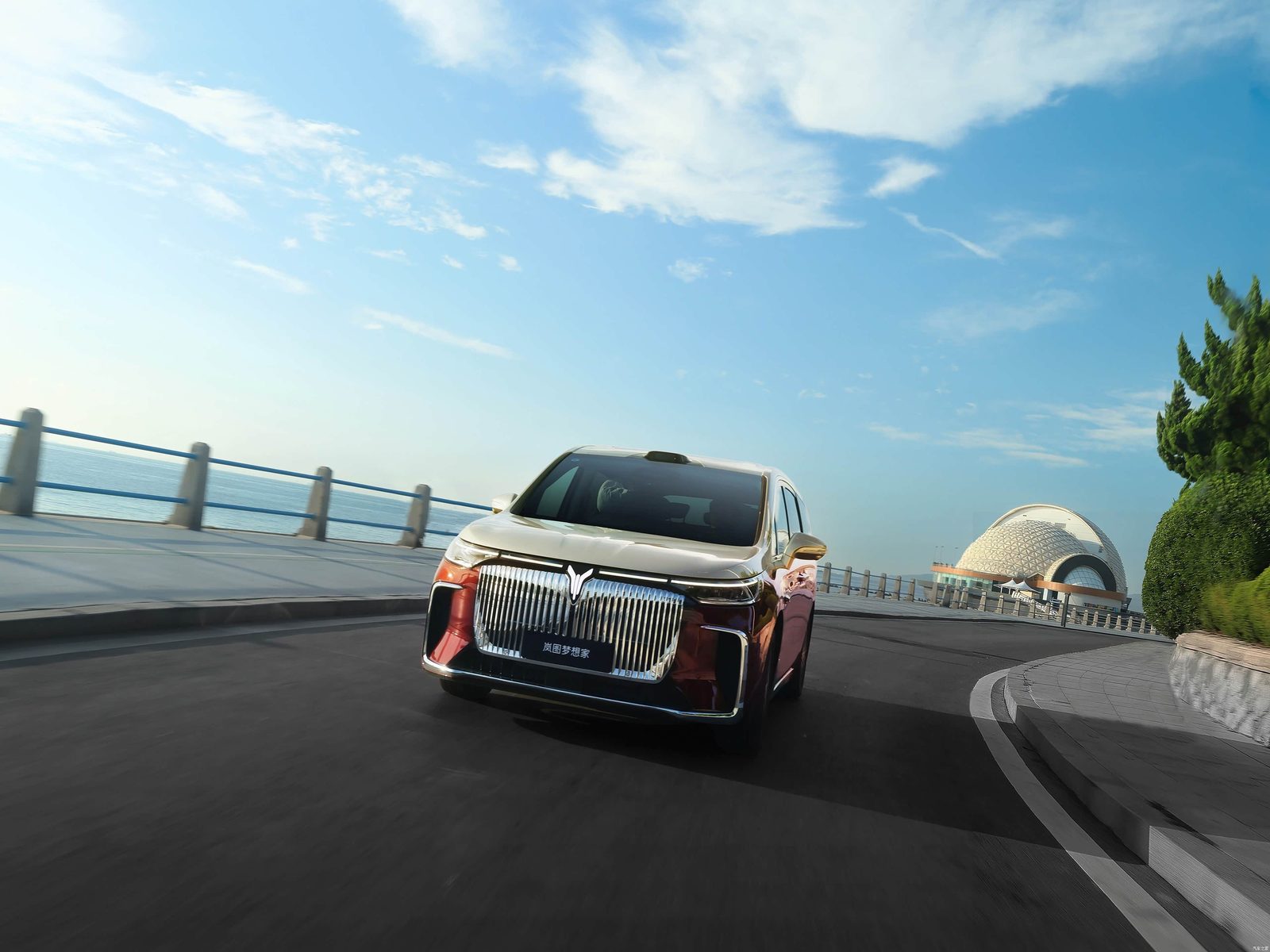 Voyah Dreamer 9 EV - exterior, front 3q road low, China pre-sale; Dreamer 9 EV/PHEV shared body and cabin market