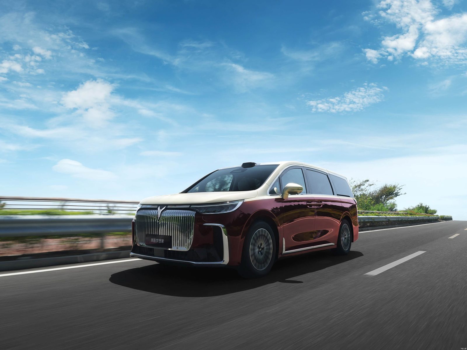 Voyah Dreamer 9 EV - exterior, front 3q road, China pre-sale; Dreamer 9 EV/PHEV shared body and cabin market