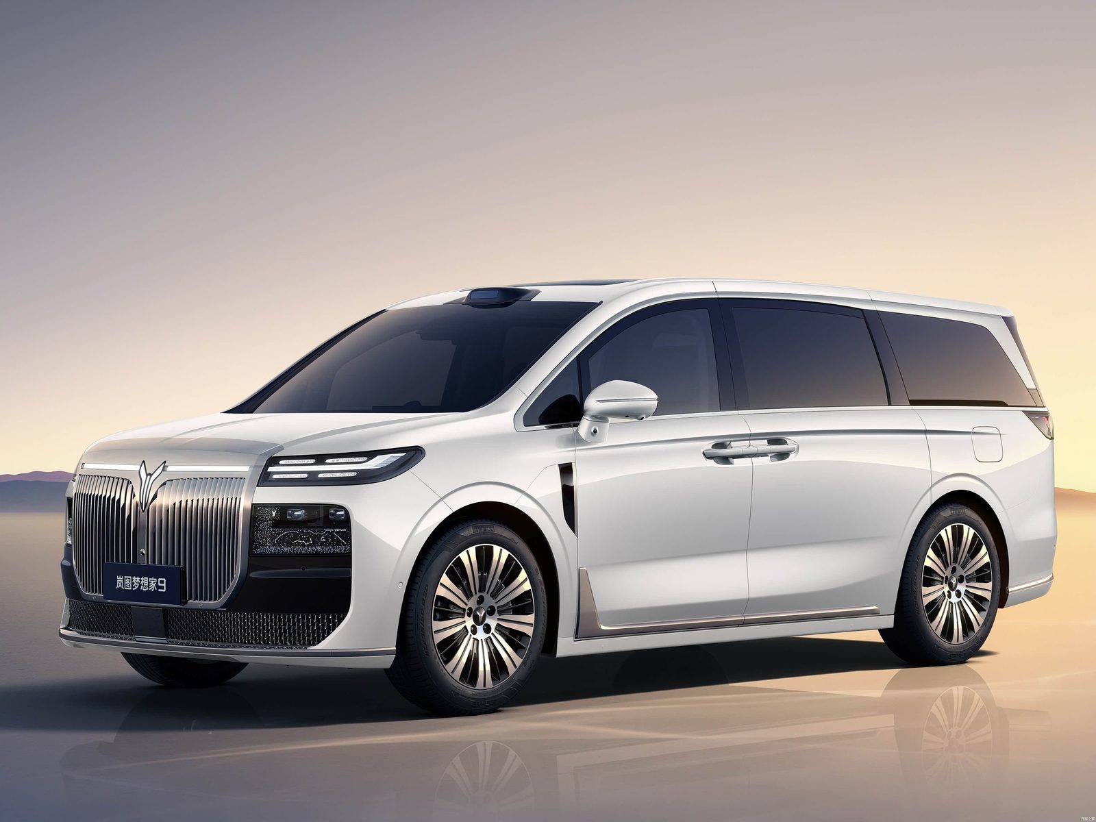 Voyah Dreamer 9 EV - exterior, front 3q studio, China pre-sale; Dreamer 9 EV/PHEV shared body and cabin market