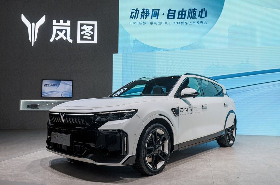 Voyah Free DNA EREV 2022 - exterior, launch display white, China market