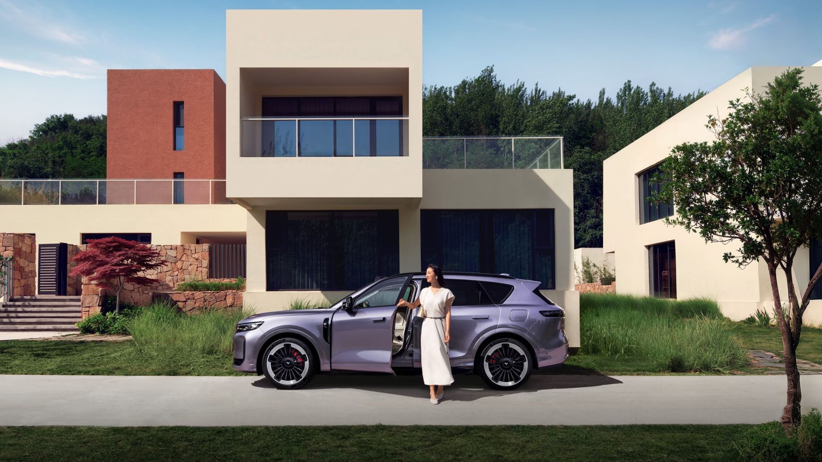 Voyah Free+ EREV China 2025 - exterior, side lifestyle, China market